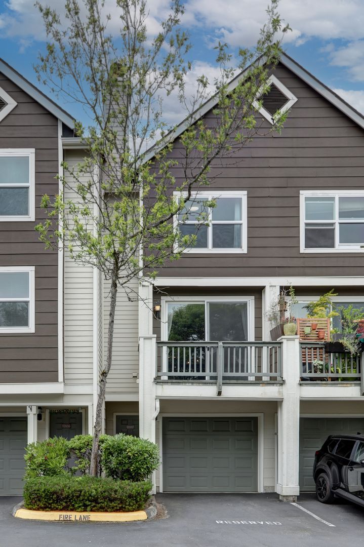 Newer 2 bedroom Townhome in Lynnwood