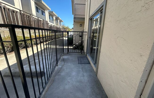 2 beds, 1 bath, $3,000, Unit 01