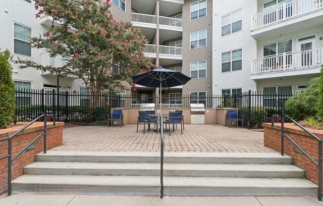 outdoor grills with al fresco style dining area at Sorelle apartments