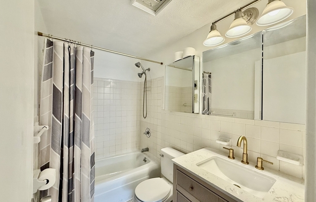 1 bed, 1 bath, 999 sqft, $1,900, Unit 4L