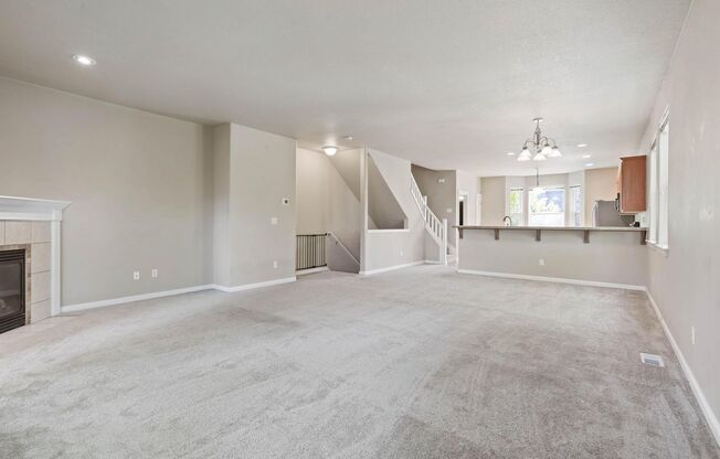 Bright, spacious 3-bdrm/2.5 bath Tigard townhome. Fireplace, balcony, 2-car garage, W/D