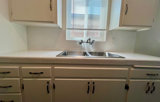 Move in Ready! 1 Bedroom Apartment in North Park! Walkable to the Main Heart of NP! Shared Garage and Shared Laundry!