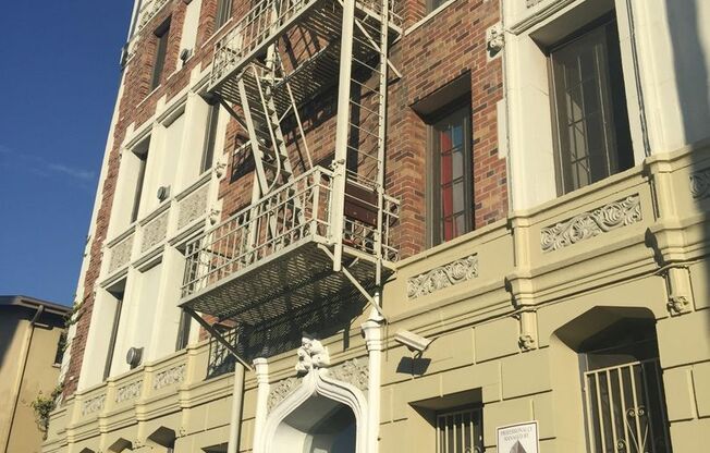 The Elmwood Apartments...Beautiful Apartments in the Heart of Koreatown!