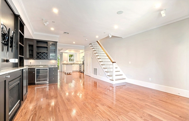 257 W 3 ST