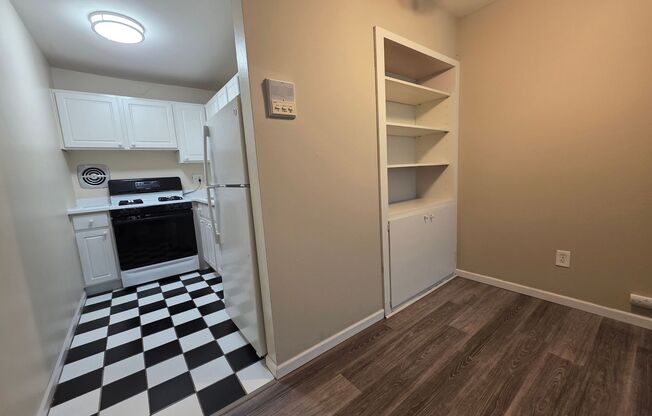 2 beds, 1 bath, $1,425, Unit 112