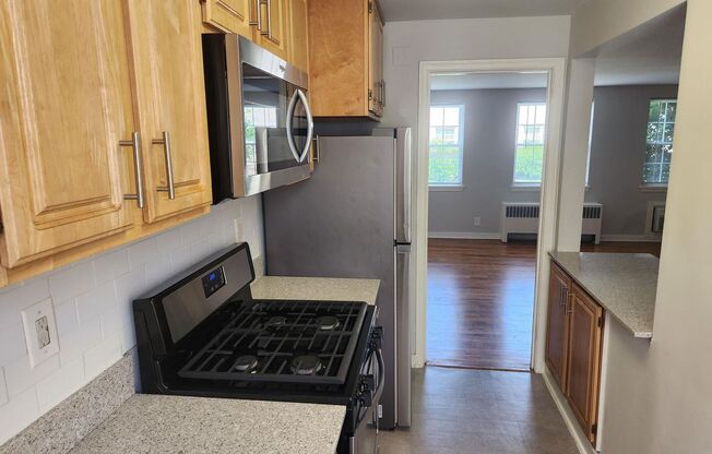 2 beds, 1 bath, 897 sqft, $2,135, Unit B-07