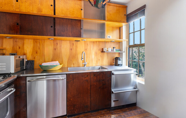 312 W 19 ST