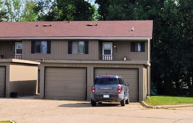 Ankeny 2br/1ba with garage Available Now.