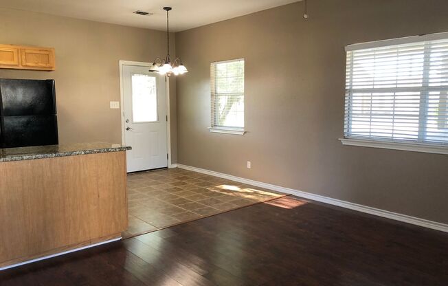 2 beds, 1 bath, 800 sqft, $1,395