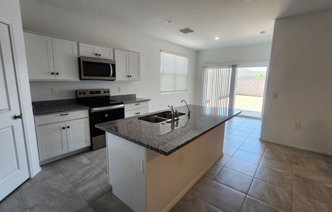 July rent free with signed lease before 6/30/25- 3 bed/2bath New Casa Grande Home
