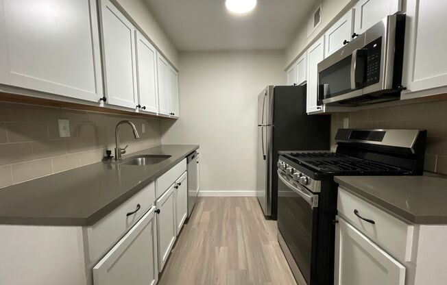 2 beds, 1 bath, 900 sqft, $1,321, Unit LAW7-112