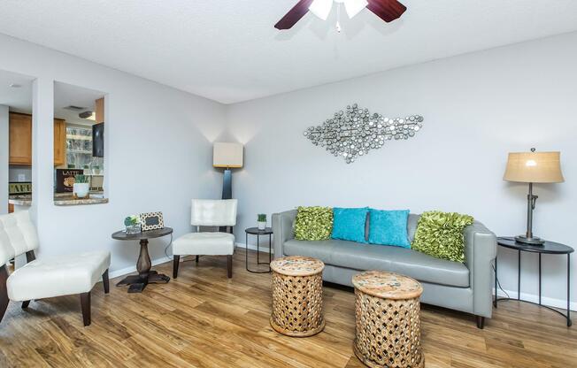2 beds, 2 baths, 978 sqft, $1,375