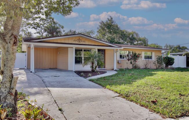 Lovely 3/2 Home with a Large Fenced Backyard and Sunroom near Downtown - Orlando!