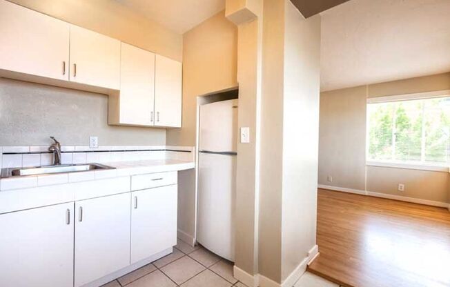 Studio, 1 bath, 360 sqft, $1,175, Unit 208
