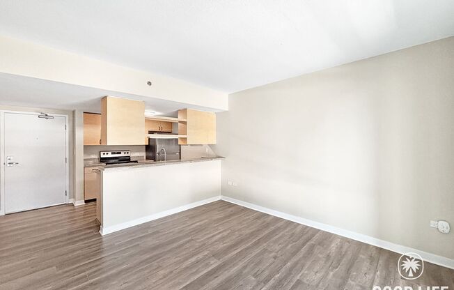 Charming 2BD/1BA Condo in Downtown W/ A/C, W/D, Community Pool, Spa, & Gym!