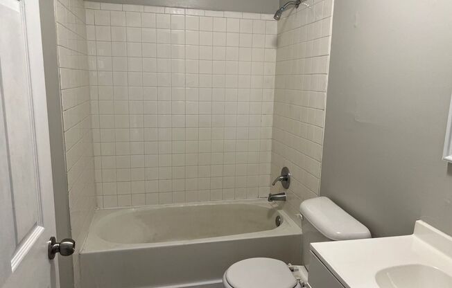 2 beds, 1 bath, $750, Unit Apt. A