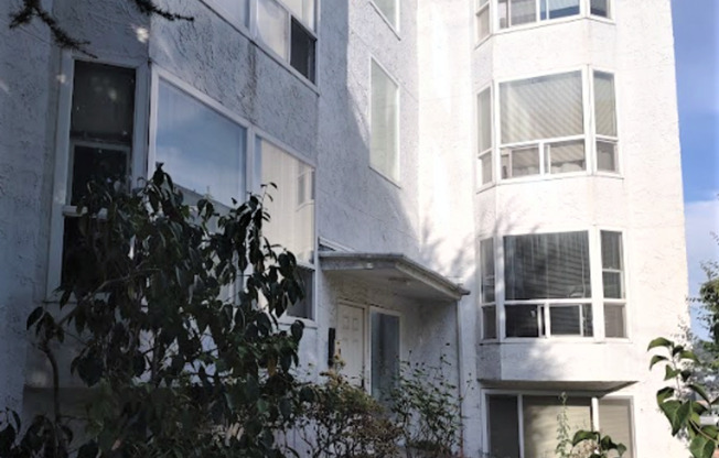 Highland View: Elevated Living Over Seattle’s Most Iconic Neighborhood