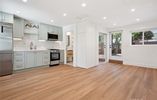 4039 COLONIAL AVE