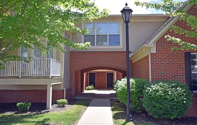 3-Bedroom, 2-Bath, 2-Car Garage Condo, Sterling Heights. Available April 1st