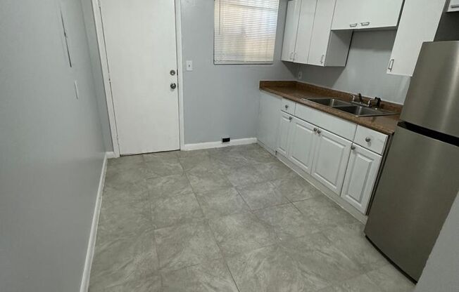 2 beds, 1 bath, 750 sqft, $900, Unit Unit B