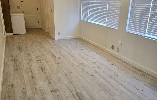 Large One Bedroom with oversized Garage on private quiet street