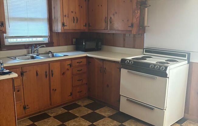 3 beds, 2 baths, $1,200