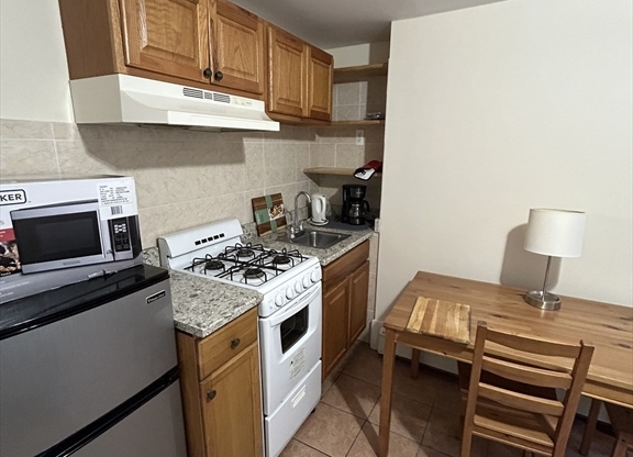 Studio, 1 bath, $2,100, Unit B2