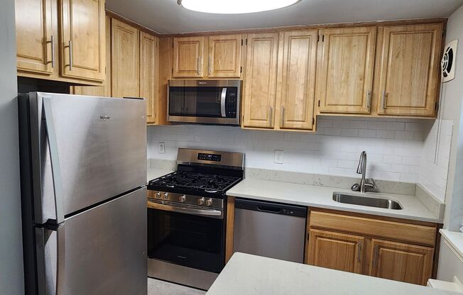 2 beds, 1 bath, 897 sqft, $2,335, Unit E-03