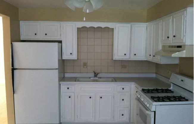 7821 W 43 ST