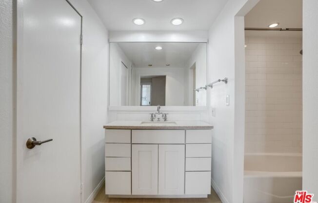 321 S San Vicente Blvd