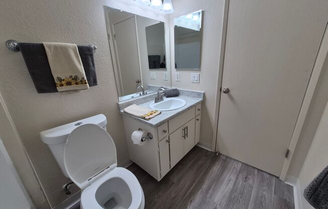2 beds, 1 bath, 920 sqft, $1,800, Unit 55