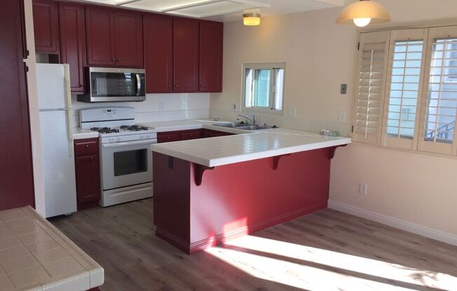 2bd/2bth Condo with Private Patio, In-Unit Laundry, Garage and Beautiful Bay and City Views!
