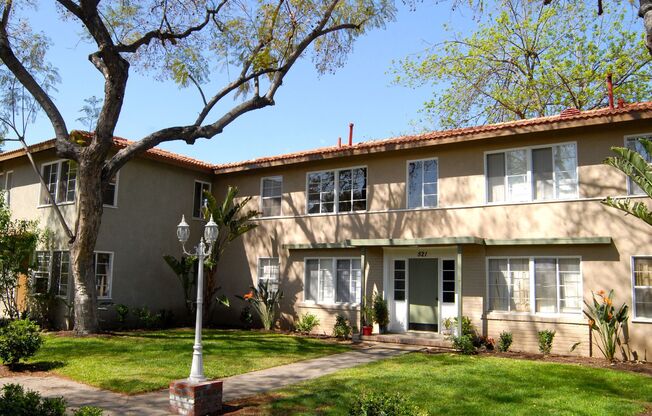 2 beds, 1 bath, $2,195, Unit 616 W Fernfield Dr, Unit C