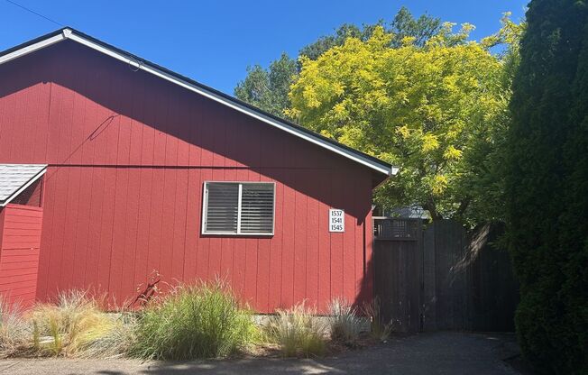 Well maintained Overlook neighborhood tri-plex!
