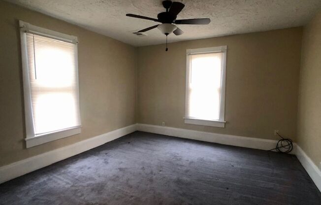 CONVENIENT 1 Bedroom Available!