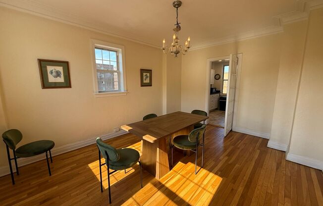 2 beds, 2 baths, 1,303 sqft, $3,000, Unit New King Edward  607