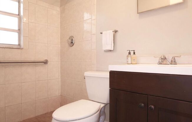 Move-In Ready 2 Bedroom, 1 Bathroom Home in West Tampa!
