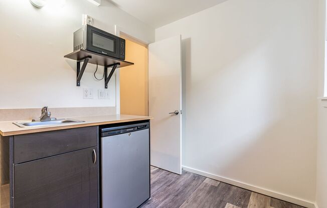 Studio, 1 bath, 220 sqft, $829, Unit 8F