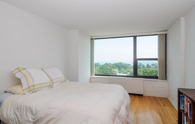 Spacious 1 bed lakeview end unit in Lincoln Park for rent