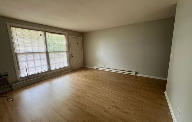 1 bed, 1 bath, 560 sqft, $1,135, Unit 5