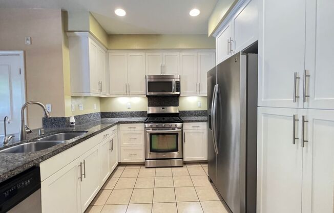Beautiful 3 Bedroom 2.5 Bathroom Townhome in Tustin