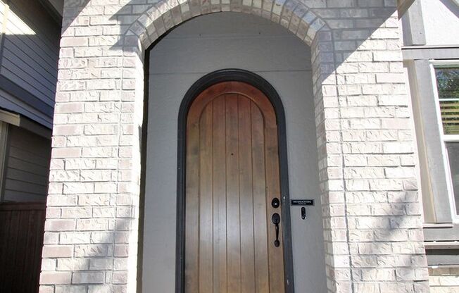 Gorgeous 2015 custom construction 4 Bed/2.5 Bath Home, just minutes from Tansasbourne!