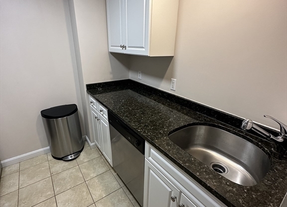 1 bed, 1 bath, 655 sqft, $3,200, Unit 215