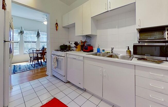Large Raised First Floor East Lakeview One Bedroom