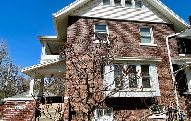 Spacious 5 Bedroom 2 Bath Townhome in Field Club