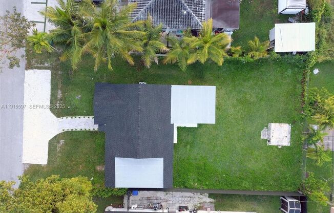 216 NE 160TH ST MIAMI, FL 33162