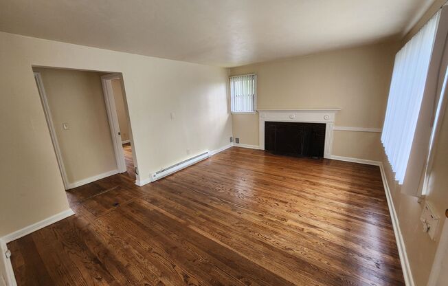 Spacious 2x1 Duplex w/ Attached Private Garage and in-unit Washer/Dryer - Available in Beacon Hill!