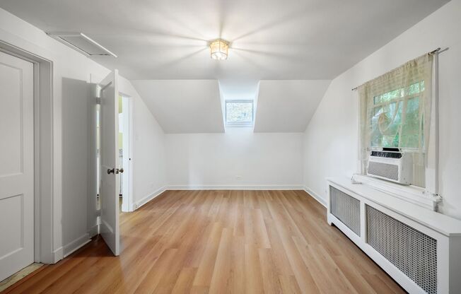 1 bed, 1 bath, $1,100, Unit Carriage House Apt