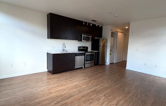 Studio, 1 bath, 407 sqft, $1,525, Unit 607