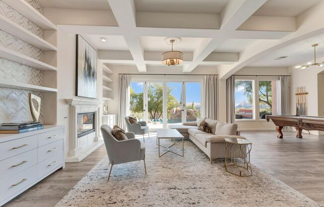 Queensridge Beauty - 5 bedroom on a 1/4+ acre lot